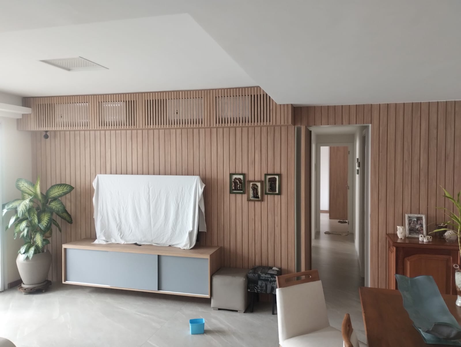 Painel ripado em madeira na sala com rack planejado