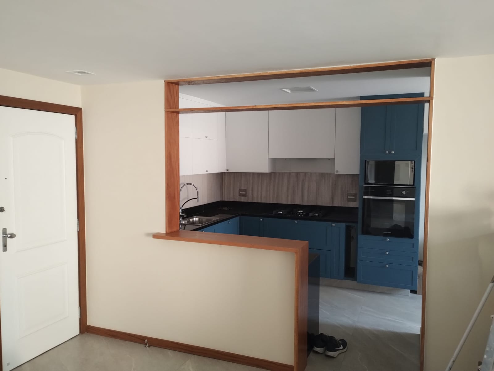 Cozinha planejada de alto padrão com iluminação embutida